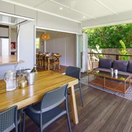 Moffat Beach Entertainer with Kids Retreat - 150m to the beach!, Hotel in Caloundra