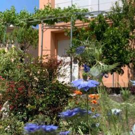 Apartman Tena sa vrtom i pogledom na more
