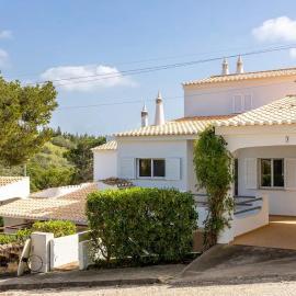 Private 3 bedroom villa in Salema amazing views, hotel in Salema