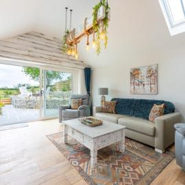 The Cow Stalls - Stunning Farmhouse with Wonderful Views and Garden - Close to Corfe Castle, Hotel in Langton Matravers