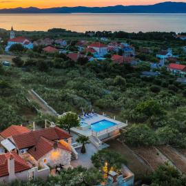 VILLA AGAPE - Three bedroom villa on 15k m2 olive grove - Incredible 360 view - Free parking - Private pool and jacuzzi, מלון בMirce