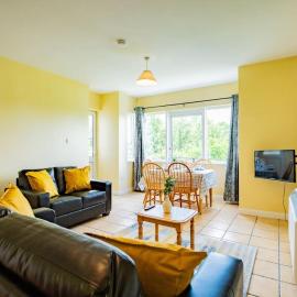 Spacious 3-Bedroom Apartment with Free Parking, Hotel in Galway