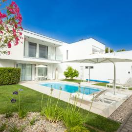 Residence 25 Luxury Apartments with Pool, close to Beach