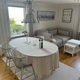 Sommarlägenhet nära Smögenbryggan, hotel a Smögen
