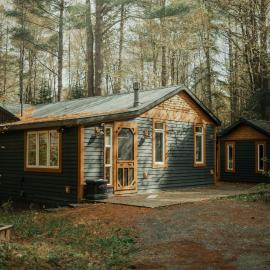 The Doma Lodge - Cozy Muskoka Cabin in the Woods, hotelli kohteessa Huntsville