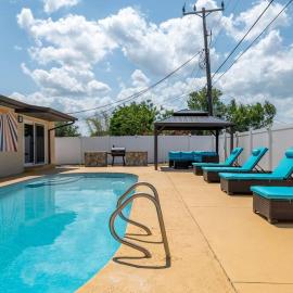 Cruise-Ready Oasis 15min to Beach & Port Canav & Huge Pool