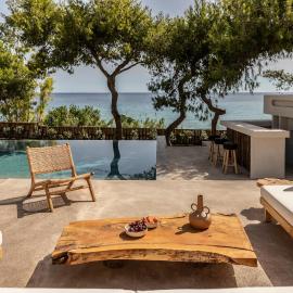 Bozonos Villa - Beachfront Simplicity with Heated Pool, hotel a Amoudi