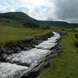 Welsh Miners Cottage Four Bedroom House: Treherbert şehrinde bir otel