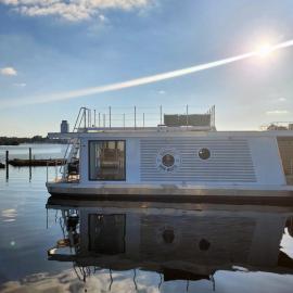 Hausboot Moin Madita in exklusiver Lage, hotel v destinaci Šlesvik