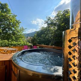 Gîte au Manoir des Sens avec bain nordique jacuzzi sur terrasse privée
