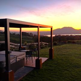 Lake Taupō Luxury Home plus Hideaway Apartment, hotel a Taupo