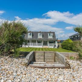 Sunshine - Beachfront home in Bracklesham Bay, Hotel in Chichester