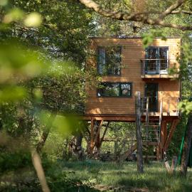 Domek na drzewie w Dolinie Uradu, hotel v destinácii Urad