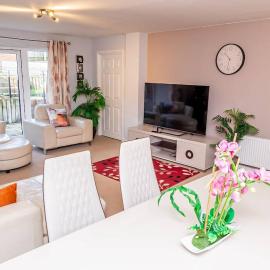Spacious 4 Bed house with parking and garden at Reading, hotel en Reading