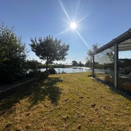Klein thuis aan het water, hotel v destinaci Molenschot