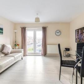 Viesnīca Lovely Two Bed detached house with Parking pilsētā Tiptona