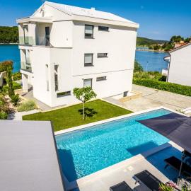 Villa Veronica with pool first line at sea, hotel in Palit