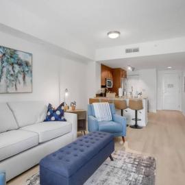Stylish 1BR Condo Rooftop Pool Close to Beach, hotel v destinaci Boynton Beach