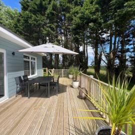 Spacious 2-bedroom chalet with amazing sundeck, hotel in Dartmouth