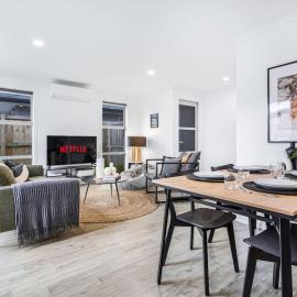 Modern, Central and Classy - By KOSH BNB, hotel in Hamilton