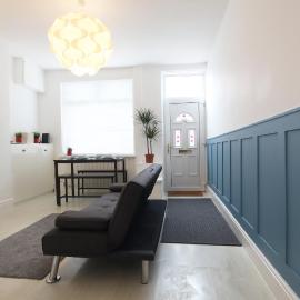 2-Bedroom House, Free Parking, High Speed Wi-Fi, Swinton Manchester, hotel i Manchester