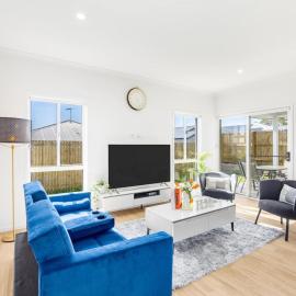 Brand New Comfy Home 4Bedroom designer furniture, Hotel in Springfield Lakes