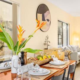 3BD Townhouse close to shops, transport with carpark