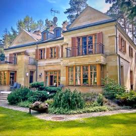 Stately Home in Magdalenka Warsaw، فندق في Magdalenka