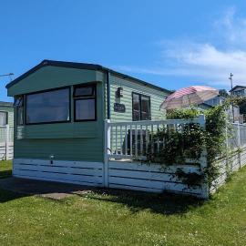LOVELY BRIGHT MODERN CARAVAN SWANAGE on PEACEFUL AND TRANQUIL HOLIDAY PARK, hotel in Swanage