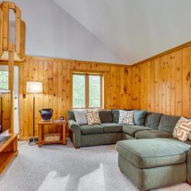 Keuka Lake Cabin w/ Boat Dock Access & Fire Pit!、ハモンズポートのホテル