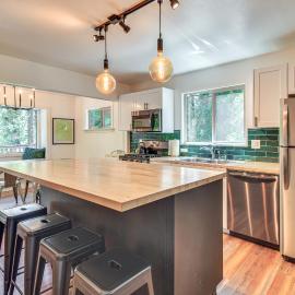 Cozy Retreat w/ Deck ~ 2 Mi to Pinecrest Lake!, Hotel in Strawberry