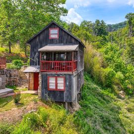 Cozy Luray Cabin w/ Views: Near Hiking Trails!, hotel a Luray
