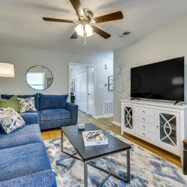 High Point Townhome w/ Patio, 1 Mi to Main Street!, hotel i High Point
