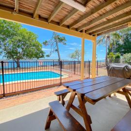 Ocean Shores Down - Burrum Heads- Riverfront - Pool - 2BR – hotel w mieście Woodgate