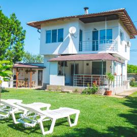Kristi Houses, hotel Krapecben
