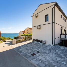 Stunning Apartment In Rtina With Wifi
