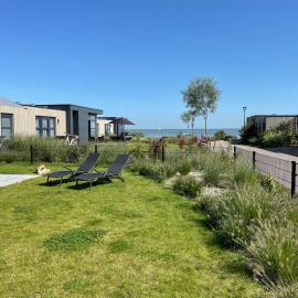 Enkhuizer Strand Chalet Windrose mit Zaun Haus Nr 225, Hotel in Enkhuizen
