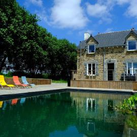Maison 12 couchages, roulottes et piscine naturelle โรงแรมในLaurenan
