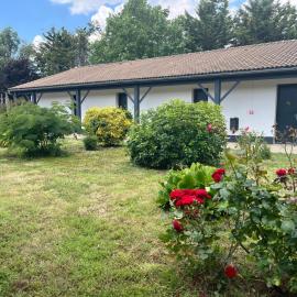 Cit'Hotel Les Eleis, hotel em Saint-Martin-de-Fraigneau