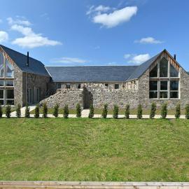Merlin Steading with hot tub, hotel in Buchanty