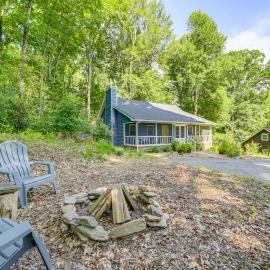 Creek View + Hot Tub: Woodsy Maggie Valley Cottage, hotel a Maggie Valley