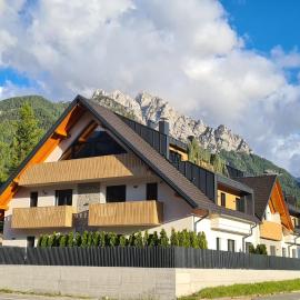 Villa Mojca - Jasna&Jelka Apartments, Central Location with Private Garage and Alpine View, hotel in Kranjska Gora