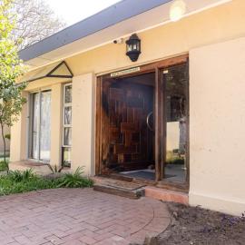 Ikhutse Manor Guesthouse, hotel di Mahikeng