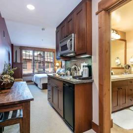 Catamount Lodge 201A by East West Hospitality: Truckee şehrinde bir otel