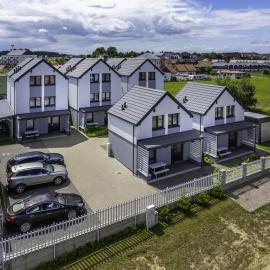 FRAJDA Domki - Apartamenty 6-osobowe - salon i dwie sypialnie oraz Studia 4-osobowe - pokój z aneksem kuchennym, hotel in Rewal