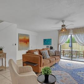 Spacious Townhome 5 Mins Walk to Beach