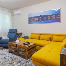 Spacious Sofia Condo - Philadelphia LOVE, hotel in Sofia