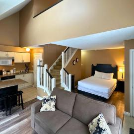 Mountain Loft Suite with Pool and Hot Tub