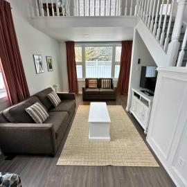 Four Season Family Retreat with Pool Access, hotel a Collingwood