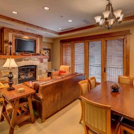 Catamount Lodge 206B by East West Hospitality, hotel di Truckee